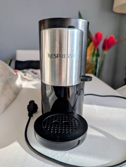 Máquina de café Nespresso + cápsulas + descalcificante