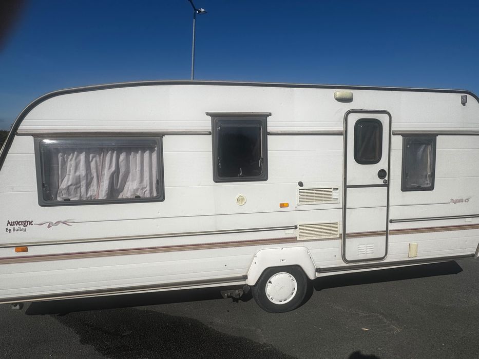 Caravana inglesa Sterling 4 camas com avançado