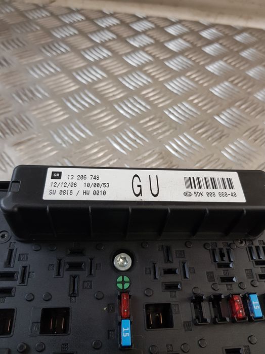 Skrzynka Bezpieczników 13206748 Opel Astra H 1.9D 07R-