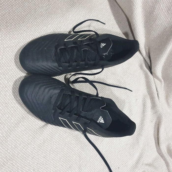 Chuteiras como novas e caneleiras de futebol