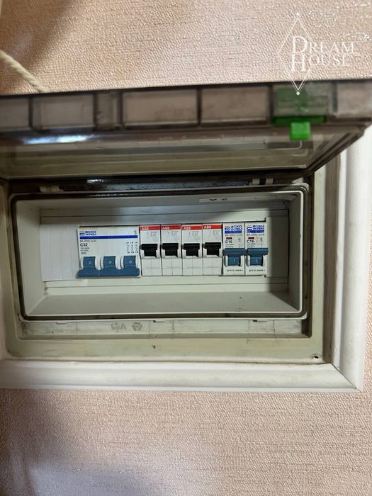 Продаж недобудованого будинку з гаражем для Фури