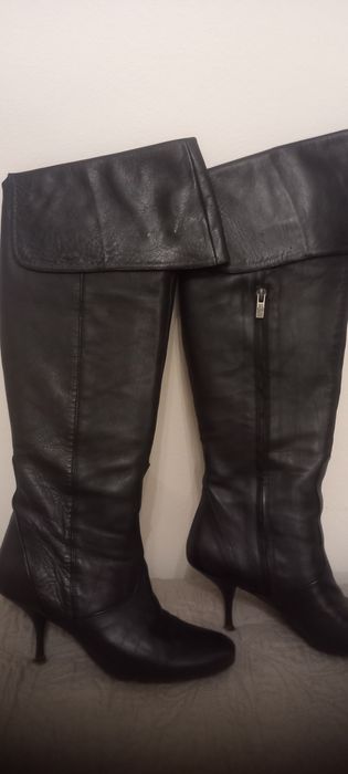 Bota de cano alto em pele