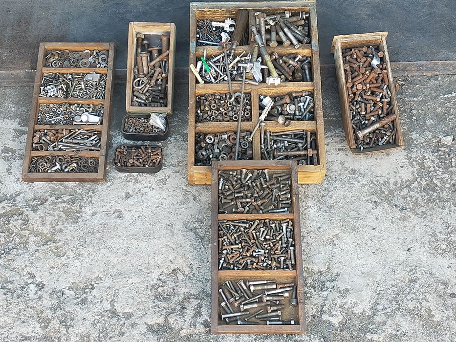 Метизы (гайки , болты, шайбы, саморезы, гроверы, шплинты, гвозди