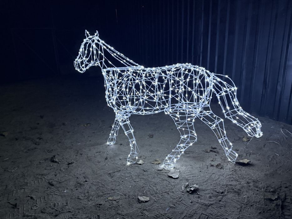 Кінь, фігура новорічна. Олень новорічний, сани, яскраві подарунки