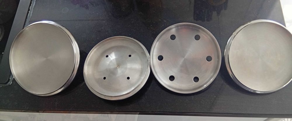 Quatro Tampas de fervedor / leiteira e Tampas de tacho, em inox