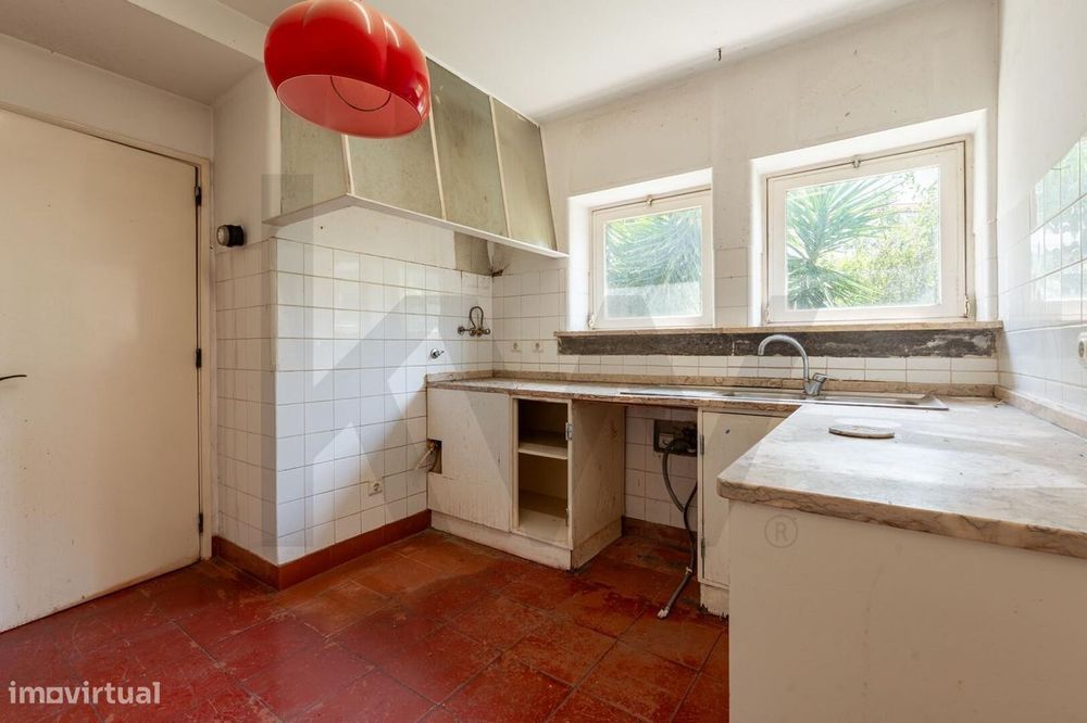 Moradia no Restelo para remodelação, com vista rio/mar, varandas espaç