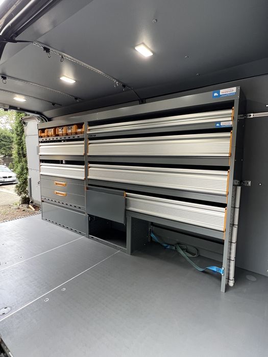 Szafka narzędziowa do busa tupu L3h2 dla elektryka, montera, hydraulik