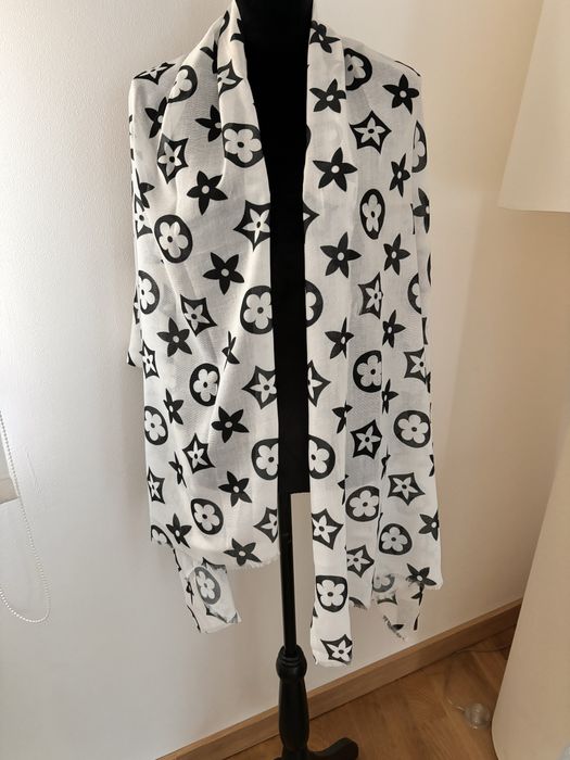Encharpe nova branca com estampado em preto