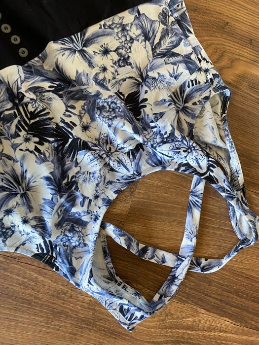 Biała sukienka w niebieskie granatowe kwiaty na ramiączkach Mczarny pa