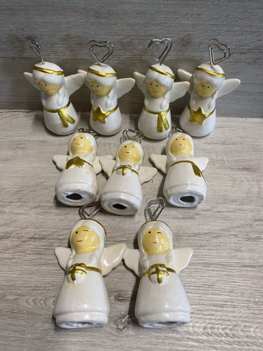 dekoracyjne uchwyty na wizytówki w kształcie aniołków.