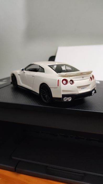 Nissan GT-R (R35)  1/24 Branco Pérola