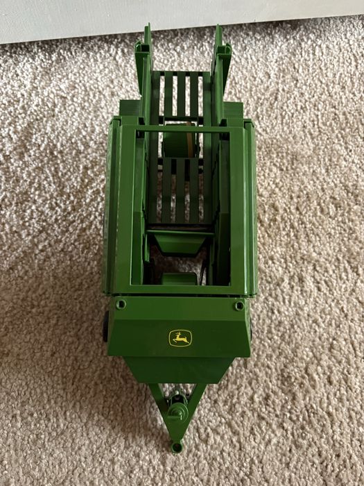 Prasa John Deere 02017 Bruder