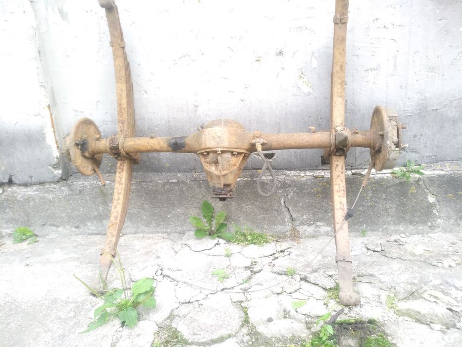 Задний мост з машини из ступицами