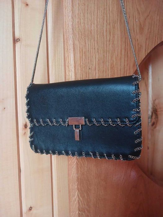Чорна сумочка на плече з цепочкою