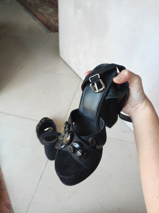 Sapatos salto alto pretos