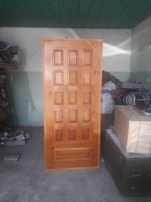 Продам дерев'яні двері з коробкою