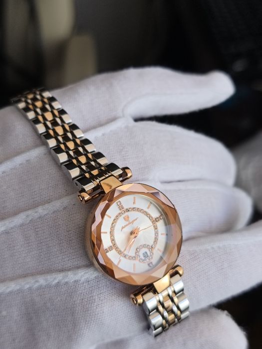 Relógio para mulher em aço inoxidável e vidro Crystal Hardlex.