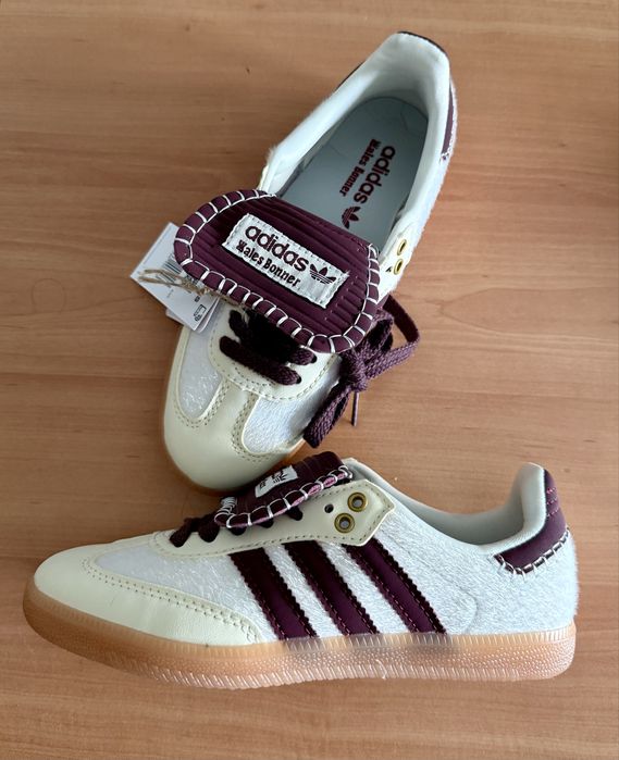 Tenis Adidas beje e bordô