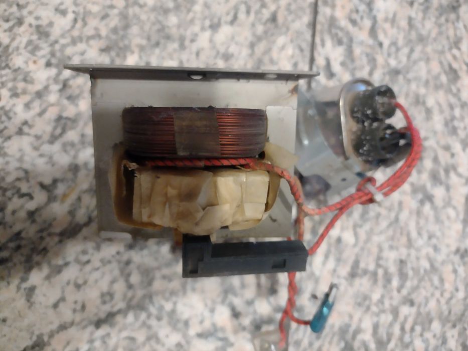 Transformator z mikrofali