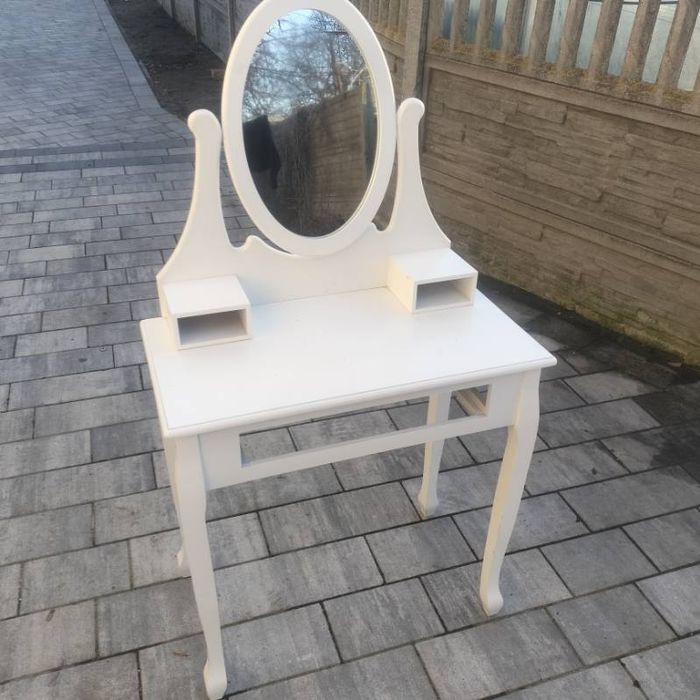 Biała toaletka z lustrem