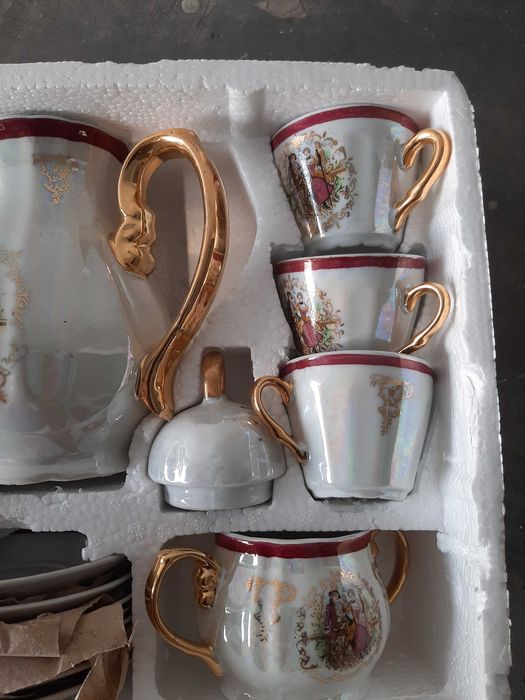 Conjunto de café de 17 peças em porcelana (Novo)