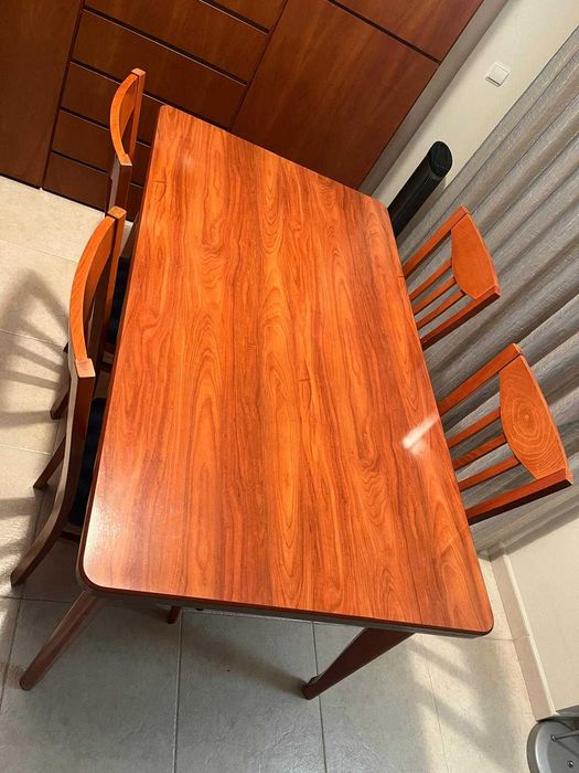 Mesa de jantar em cerejeira + 4 cadeiras em optimo estado