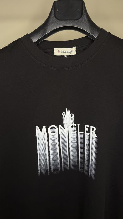T-shirt Moncler preto Novo