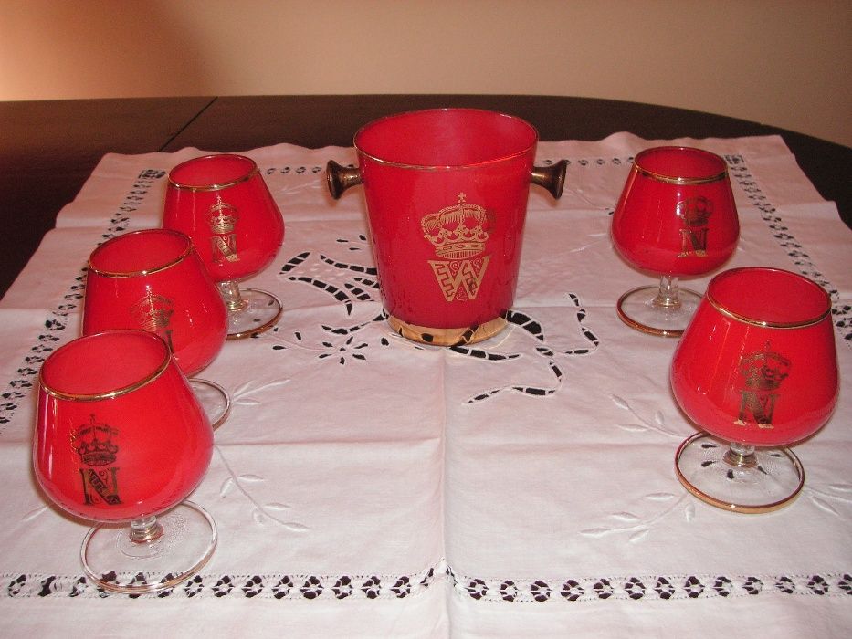 Conjunto Copos Vermelho e Dourado Vintage