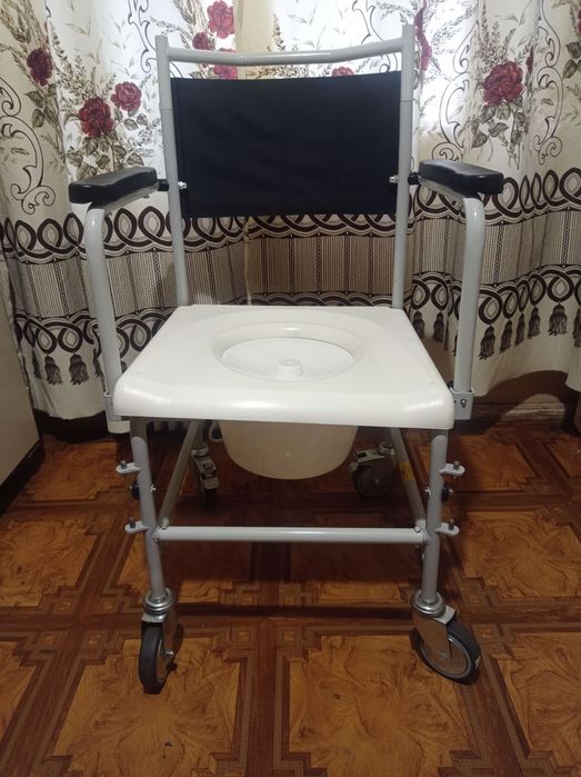 Крiсло- стiлець для туалету  на колесах