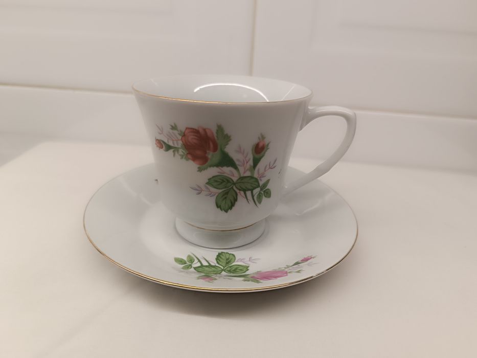 Conjunto Porcelana Antigo. Chávena, Pires e Tigela