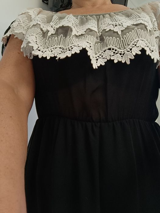 Vestido preto com renda branca forrado. Usado