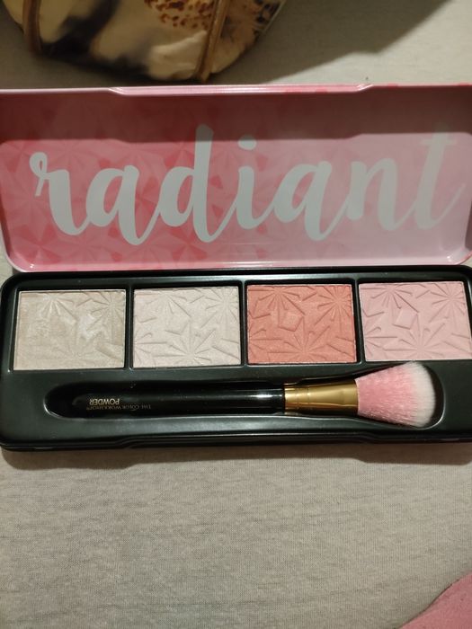 Paleta różów i rozświetlaczy