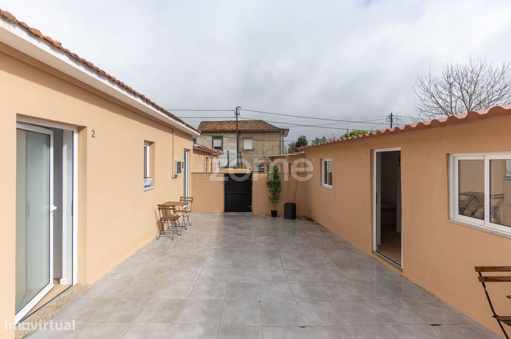 Conjunto de 3 casas independentes em Canelas