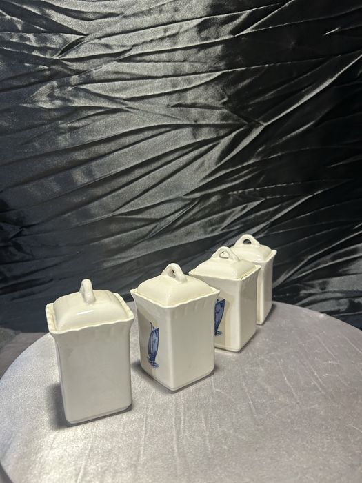 Zestaw czterech ceramicznych pojemników na przyprawy  styl holenderski