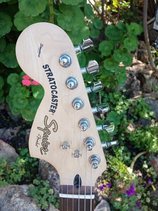 SQUIER Left Hand Standard Stratocaster  Electric Guitar / Guitarra