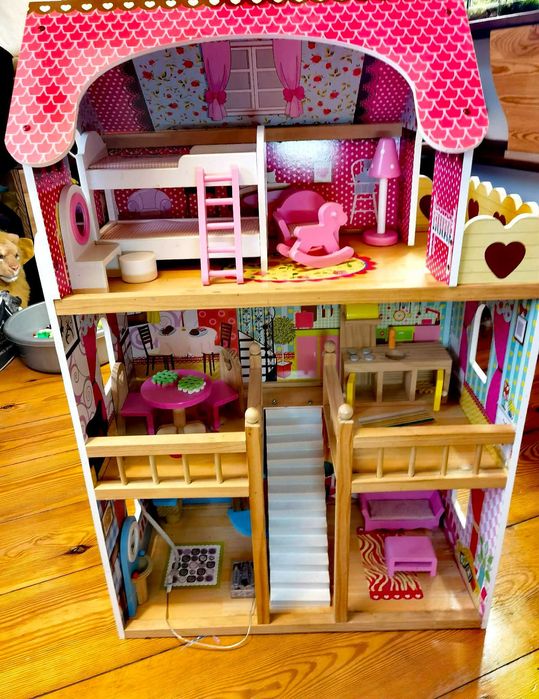 ogromny domek dla lalek