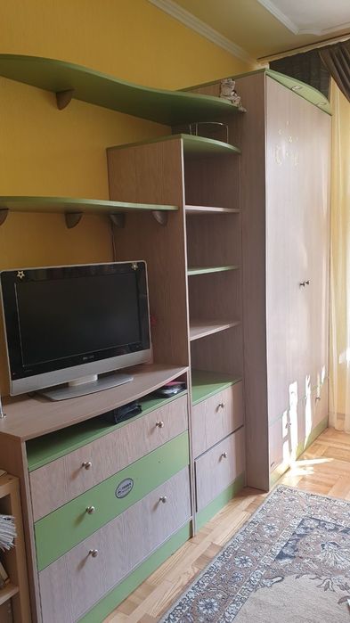 Меблева стінка з шафою та комодами