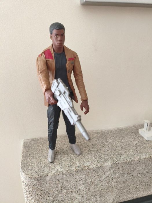 Finn Jakku Star Wars Hasbro 30 cm + Blaster – B3910 The Force Awakens
