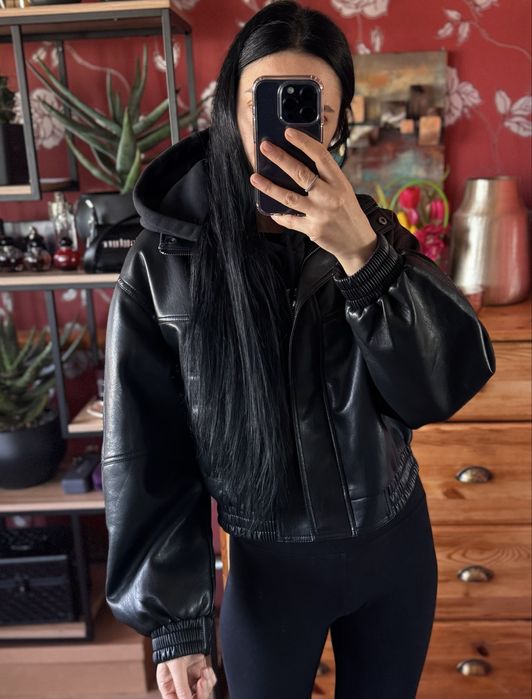 Кожаная женская  куртка бомбер