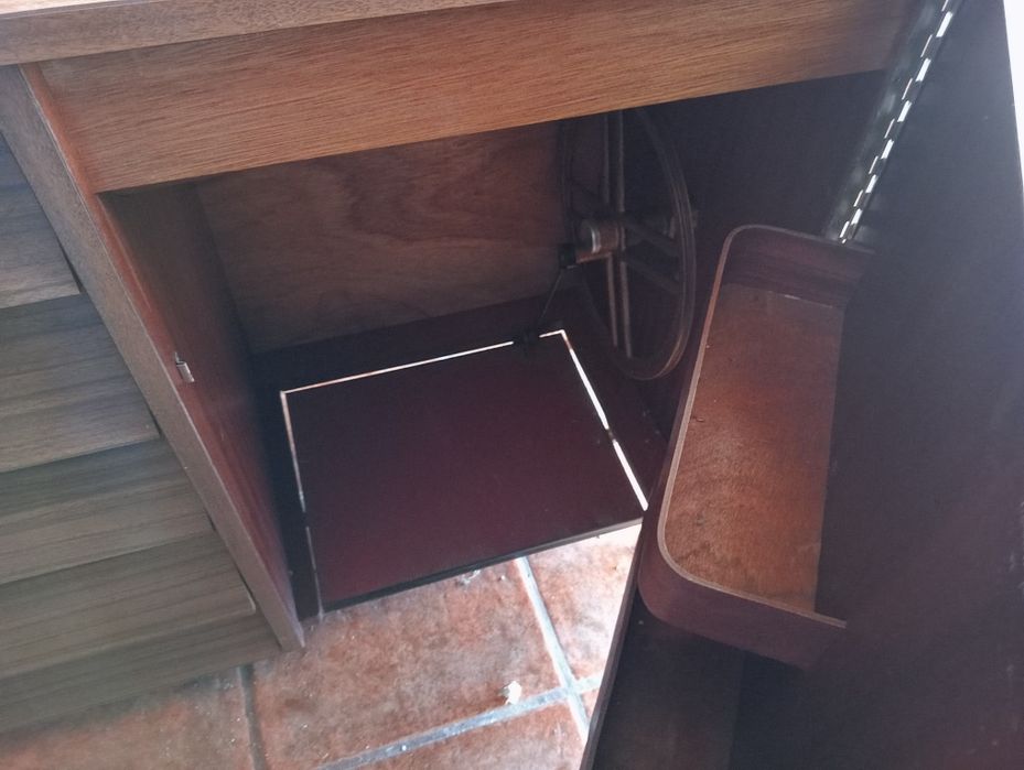 Máquinas de costura com movel