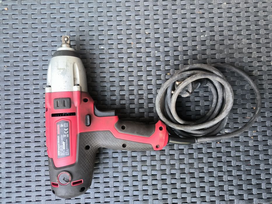 Elektryczny klucz udarowy do kół