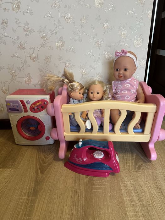 Іграшки, ляльки, ліжко