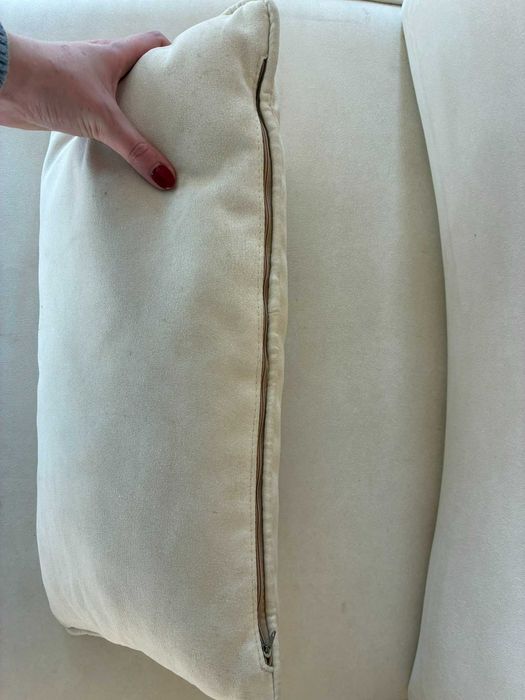 conjunto de 2 (duas) poltronas em tecido creme, sem braços