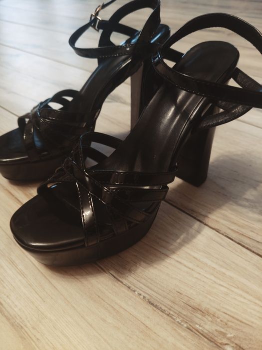 Czarne sandały na słupkowym obcasie