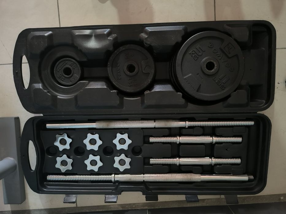 Cama de musculação, halteres e pesos