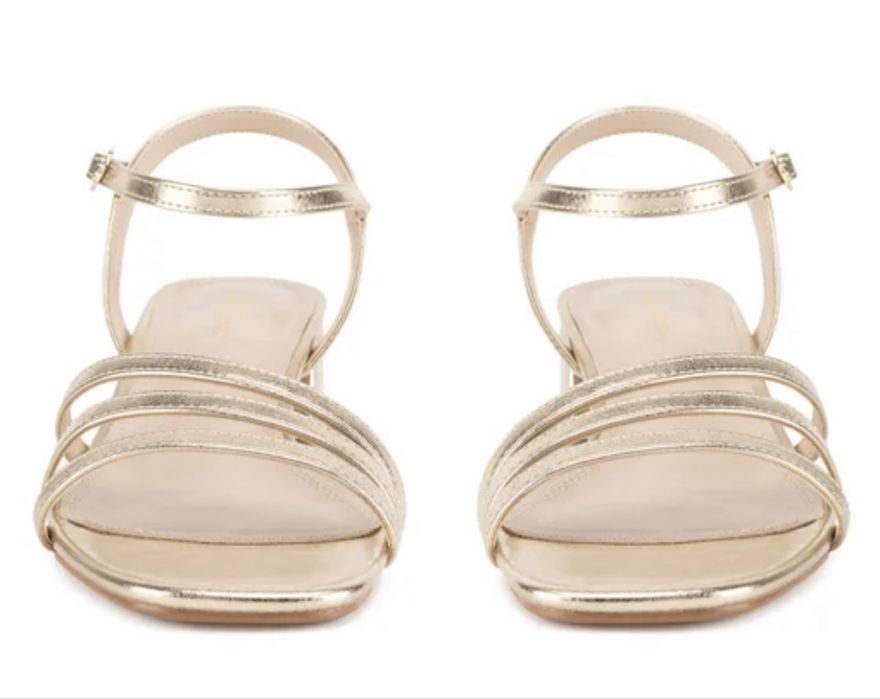 Босоніжки в золотому кольорі , Clara Barson