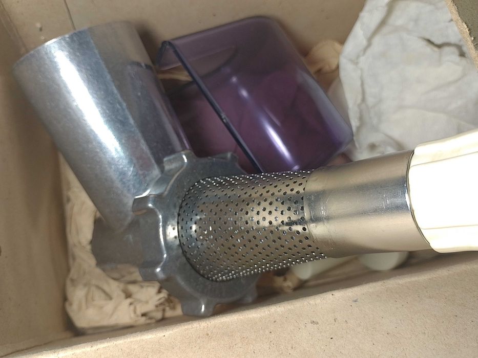 Шнековая соковыжималка Мрия новая