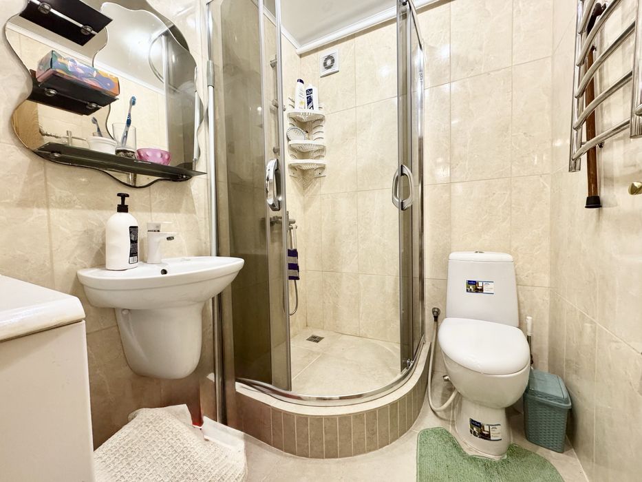 Продам 2 к.квартиру. 2эт/9эт, кирпич! Кухня -19кв.м