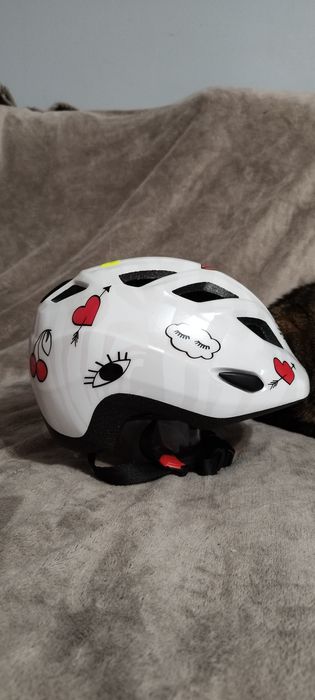 Nowy dziewczęcy kask MET na rower / hulajnogę / rolki (46-53cm)