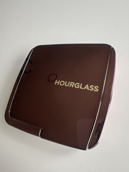 Puder rozświetlający Hourglass